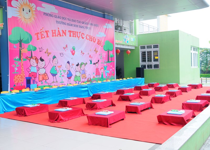 Trường Mầm non Ngọc Thụy tổ chức Tết Hàn thực cho bé